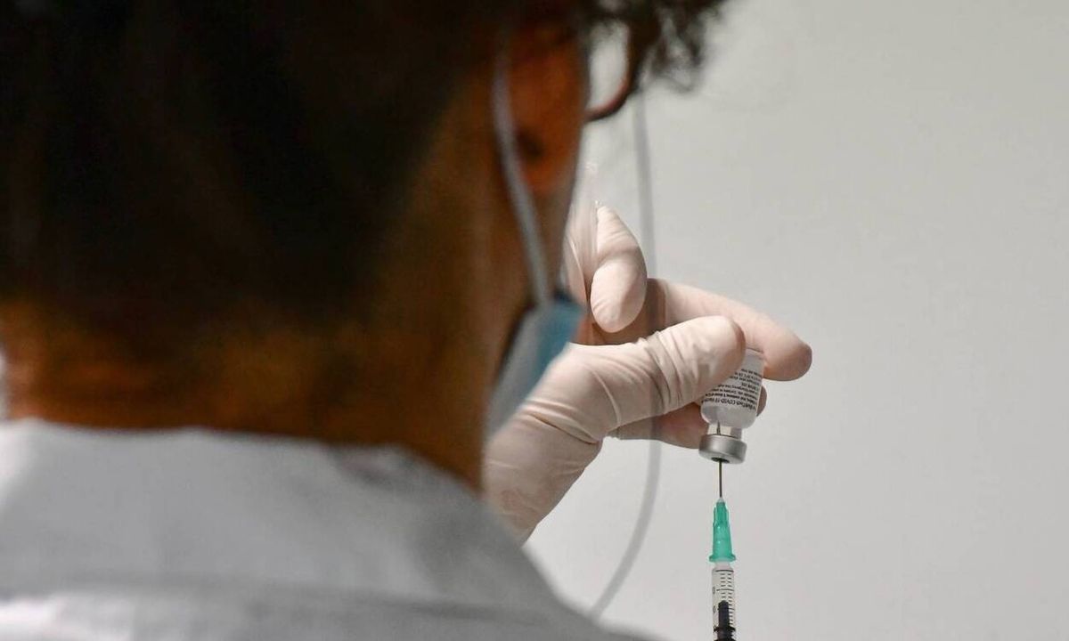 Μπουλμπασάκος στο Newsbomb.gr: Τι συμβαίνει με τη νέα μετάλλαξη της Κρήτης – Ο ρόλος των εμβολίων