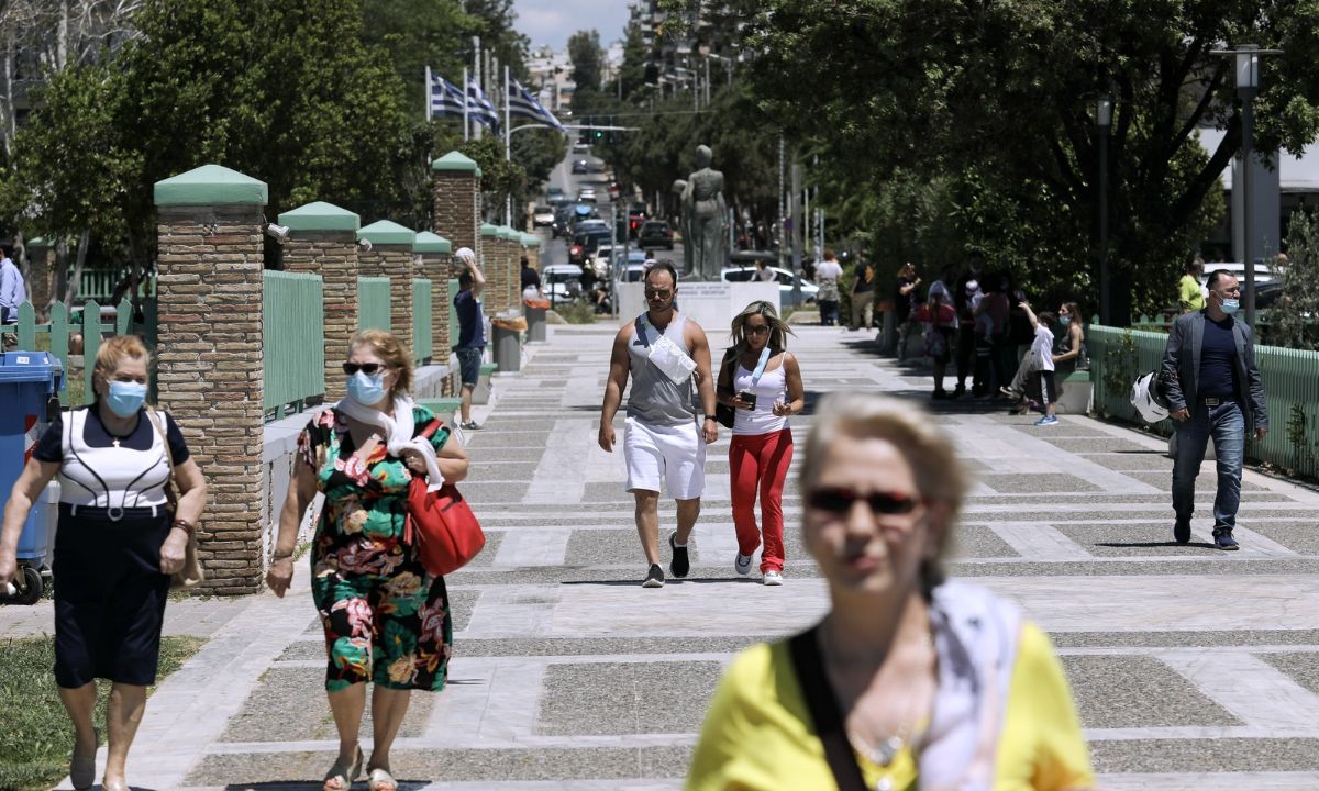 Προνόμια για τους εμβολιασμένους: Οι προτάσεις στο τραπέζι για self test, μάσκα, εστίαση, ταξίδια