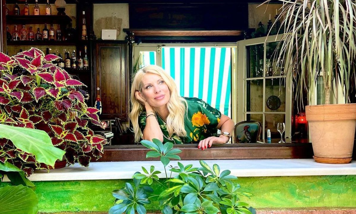 Ελένη Μενεγάκη: Θα πάθετε πλάκα! Δείτε την στα 51 της χωρίς ίχνος μακιγιάζ και με τις πιτζάμες της