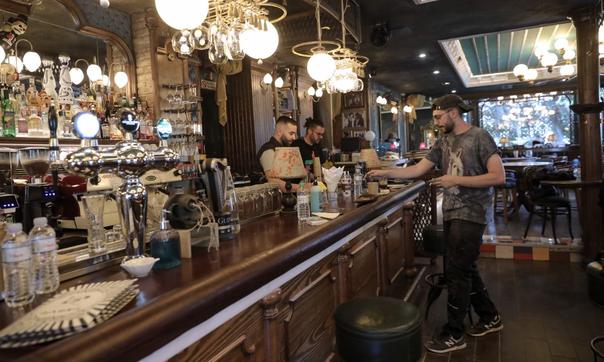 Άρση μέτρων: Τι χαλαρώνει από το Σάββατο- Παράταση ωραρίου πριν το αντίο στην απαγόρευση κυκλοφορίας