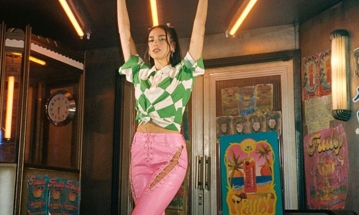 Η Dua Lipa φόρεσε το απόλυτο καλοκαιρινό print