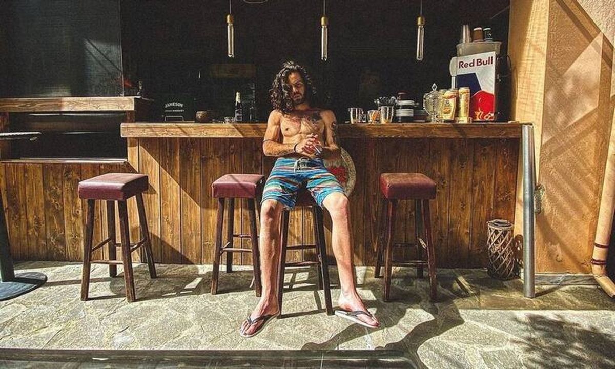 Άγγελος Λάτσιος: Δείτε τον πρώτη φορά στο δωμάτιό του να παίζει κιθάρα!