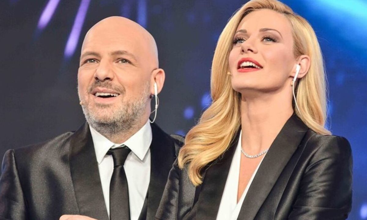 Μακρυπούλια: Έκανε το πρώτο μπάνιο στην Ανάφη και ποζάρει στον φακό του Μουτσινά με την πετσέτα της