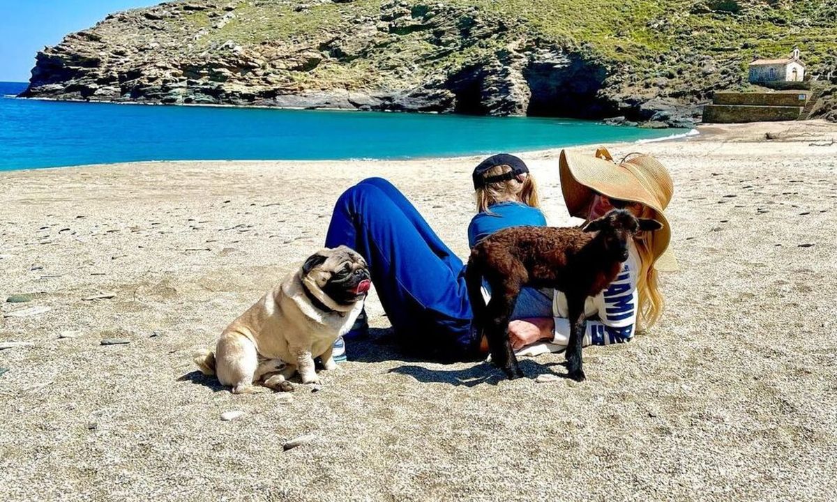 Ελένη Μενεγάκη: Αυτό είναι το άλμπουμ της ζωής της στα Άχλα της Άνδρου