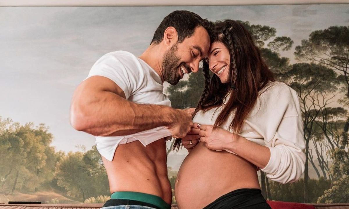 Σάκης Τανιμανίδης: Η πρώτη φωτό μέσα από το μαιευτήριο, αγκαλιά με τις κόρες του!