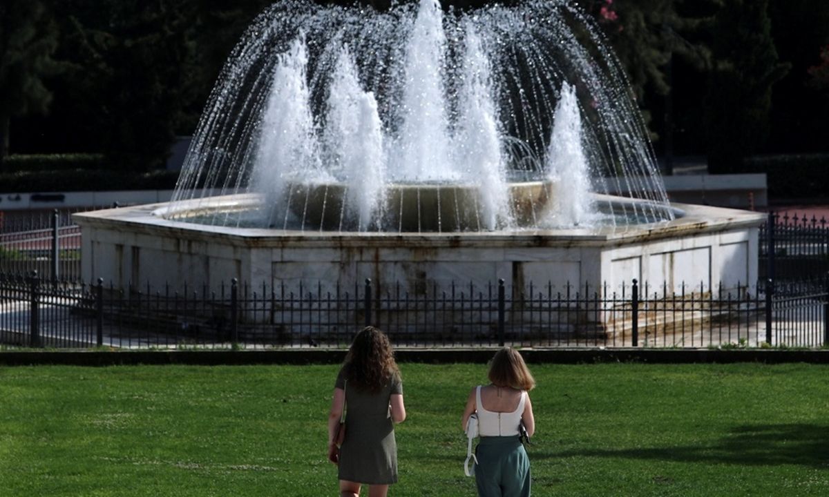 Καιρός Σαββατοκύριακο: Κορυφώνεται το κύμα ζέστης με 43άρια και σκόνη από την Αφρική