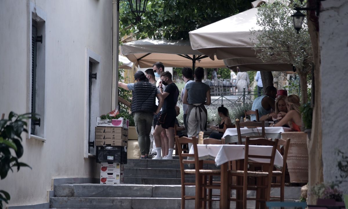 Εστίαση – Ψυχαγωγία: Όλα τα νέα μέτρα – Τι ισχύει για εμβολιασμένους και μη