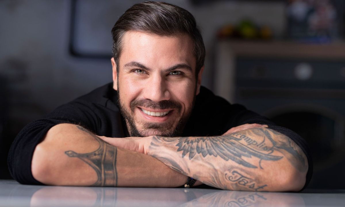 Άκης Πετρετζίκης: Ο πιο ευτυχισμένος μπαμπάς-Η πρώτη φωτό με το νεογέννητο μωρό και τη σύντροφό του