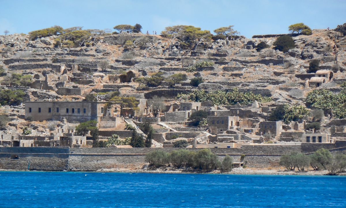 Εγώ λέω αυτούς που δεν έχουν εμβολιαστεί να τους στείλουμε στη Σπιναλόγκα