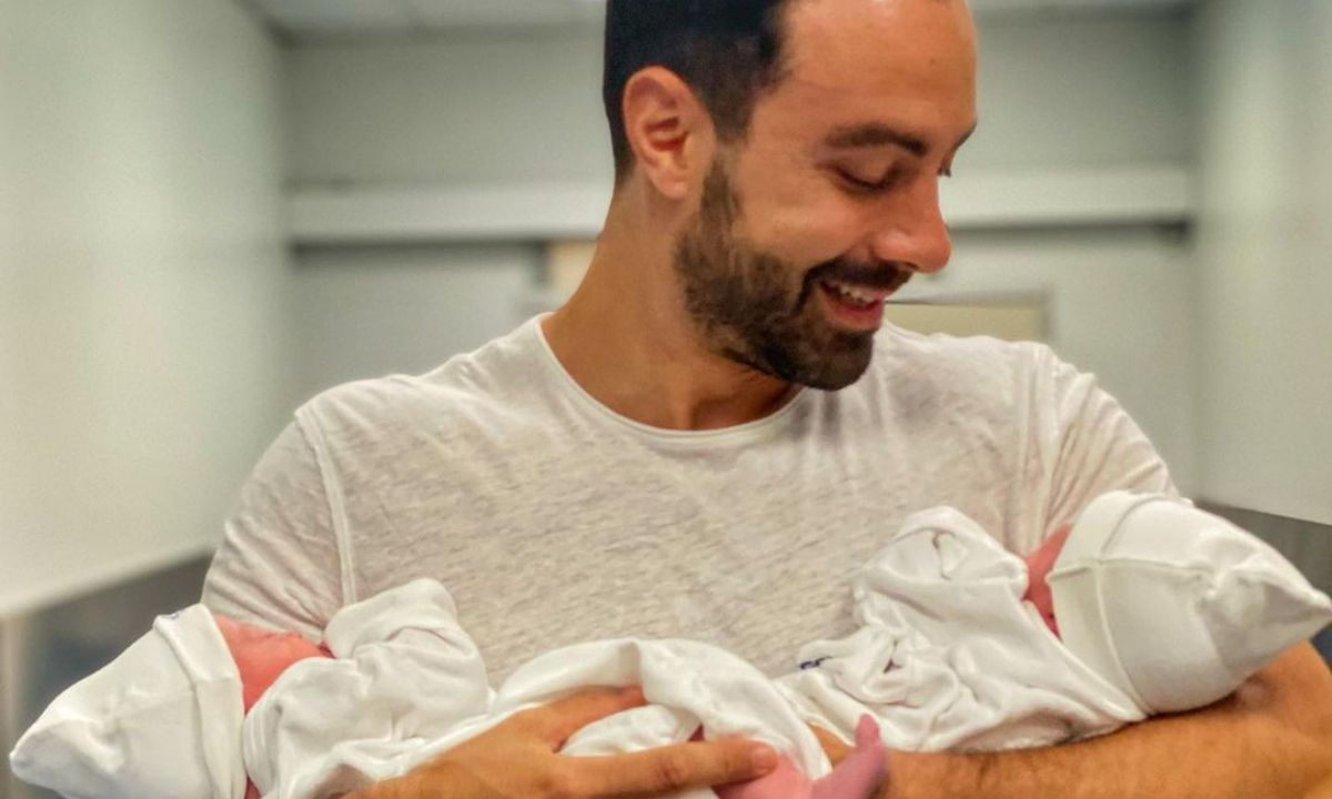 Σάκης Τανιμανίδης: Μιλάει για τις δίδυμες κόρες του και «λιώνει» (video)