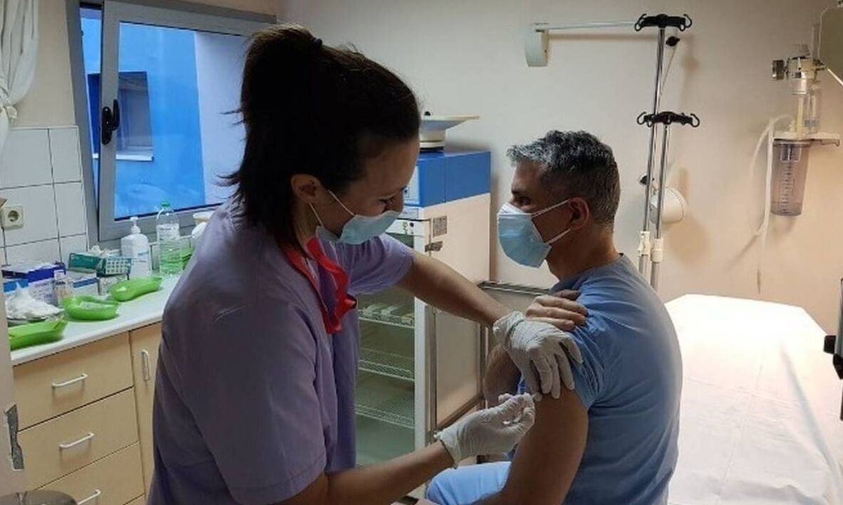 Κορονοϊός: Τα εμβόλια «φρενάρουν» και τις νέες μεταλλάξεις