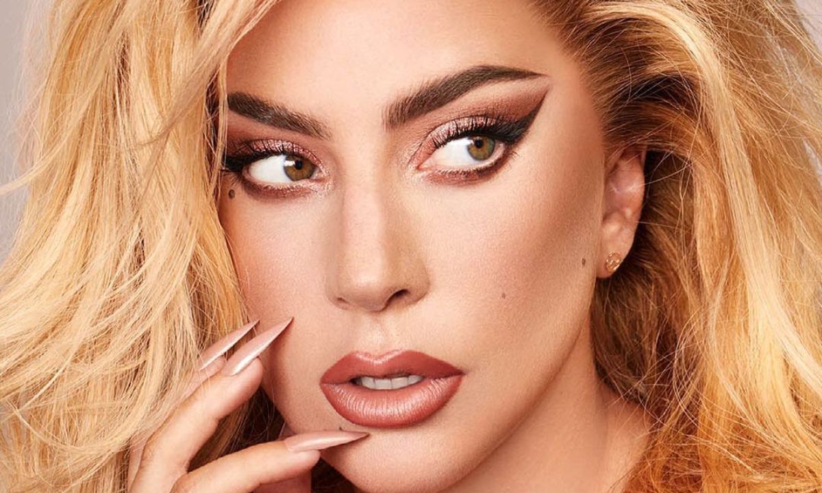 Lady Gaga: Φωτογραφίζεται χωρίς μακιγιάζ και δεν αναγνωρίζεται (photos)