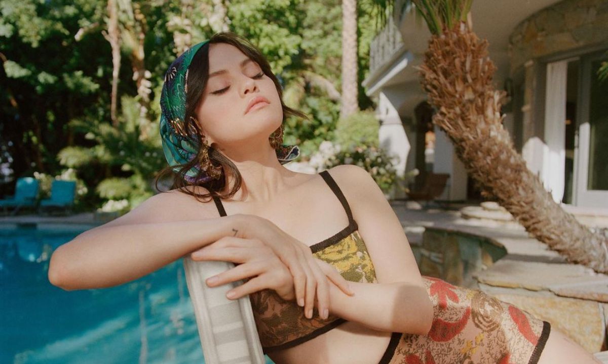 Selena Gomez: Δες τη να ποζάρει χωρίς ίχνος μακιγιάζ μετά την απώλεια κιλών