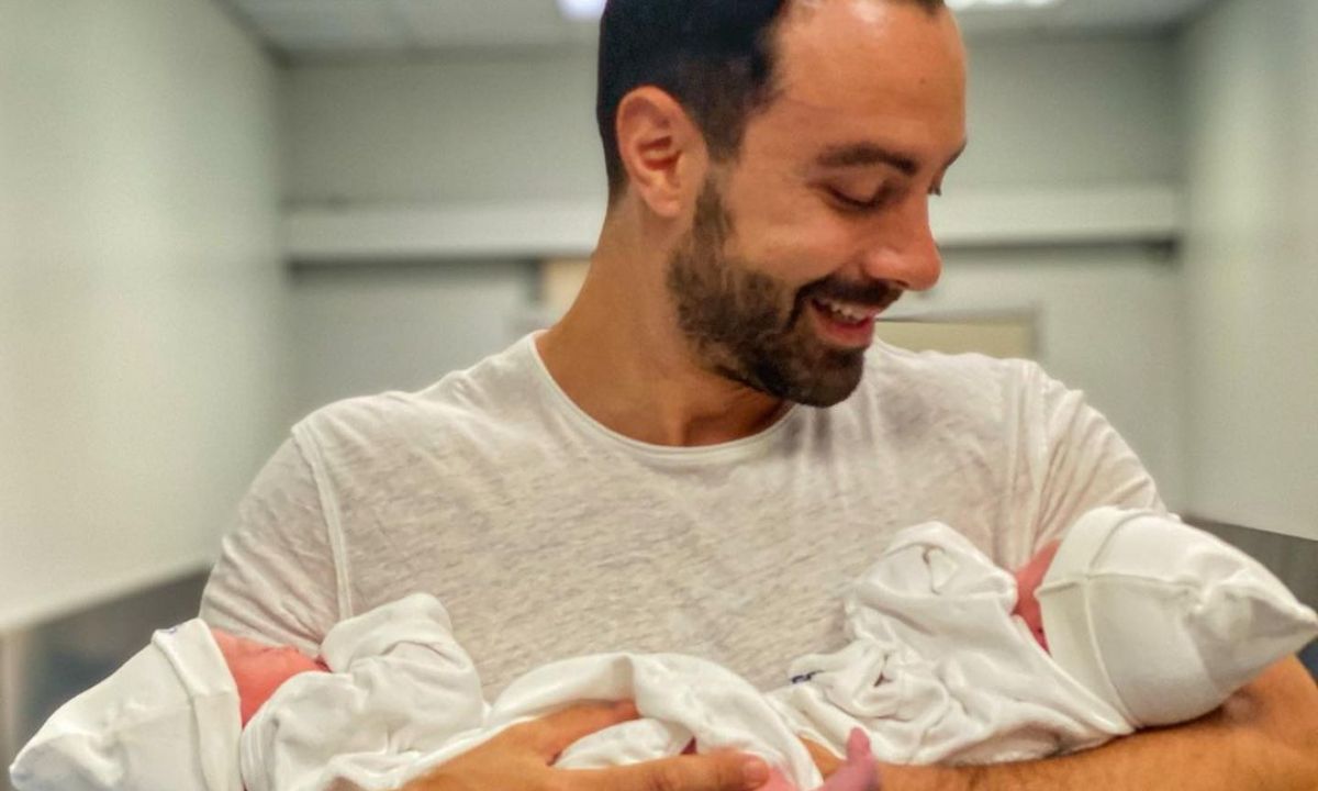 Ο Σάκης Τανιμανίδης μας δείχνει για πρώτη φορά το πρόσωπο της κόρης του (video)