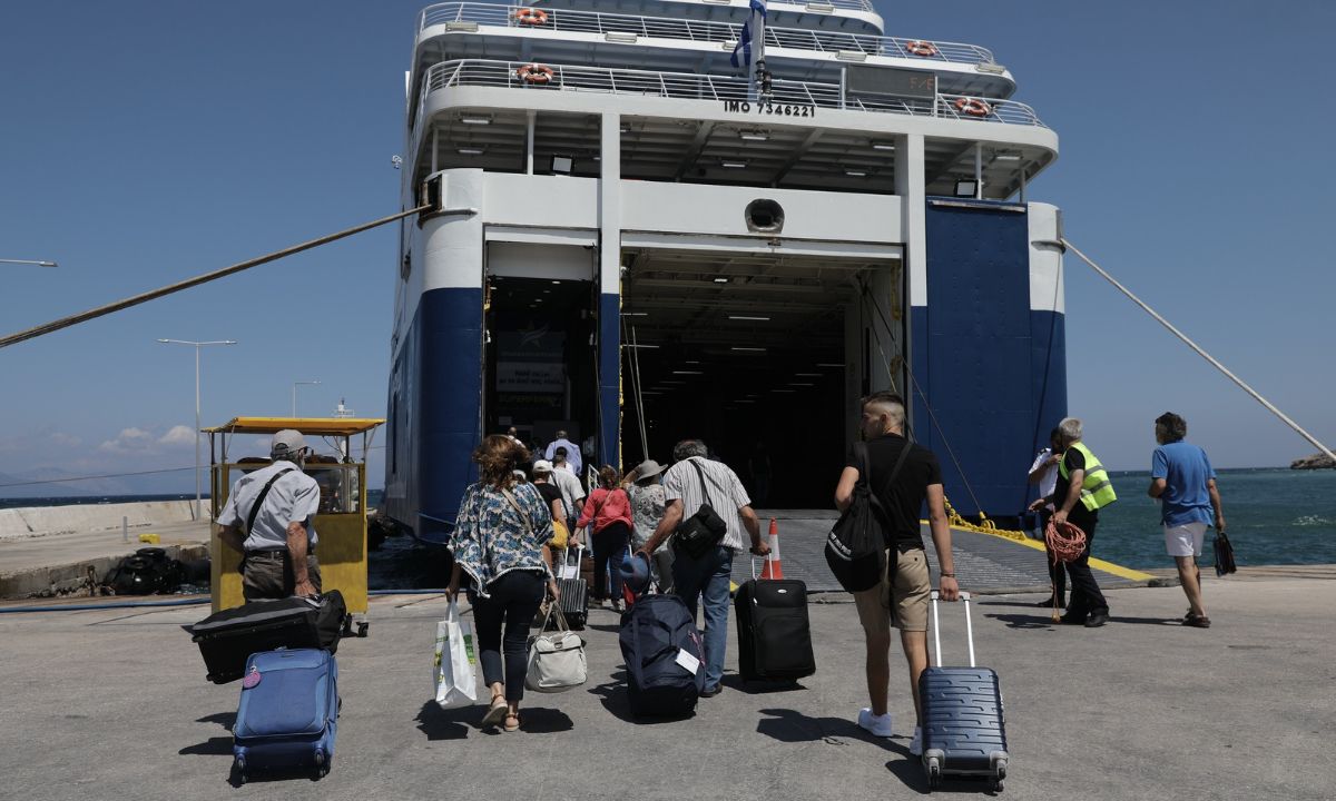 Ίος: Πάνω από 1.400 παιδιά μετά τις Πανελλήνιες – Τα κρούσματα και η καραντίνα