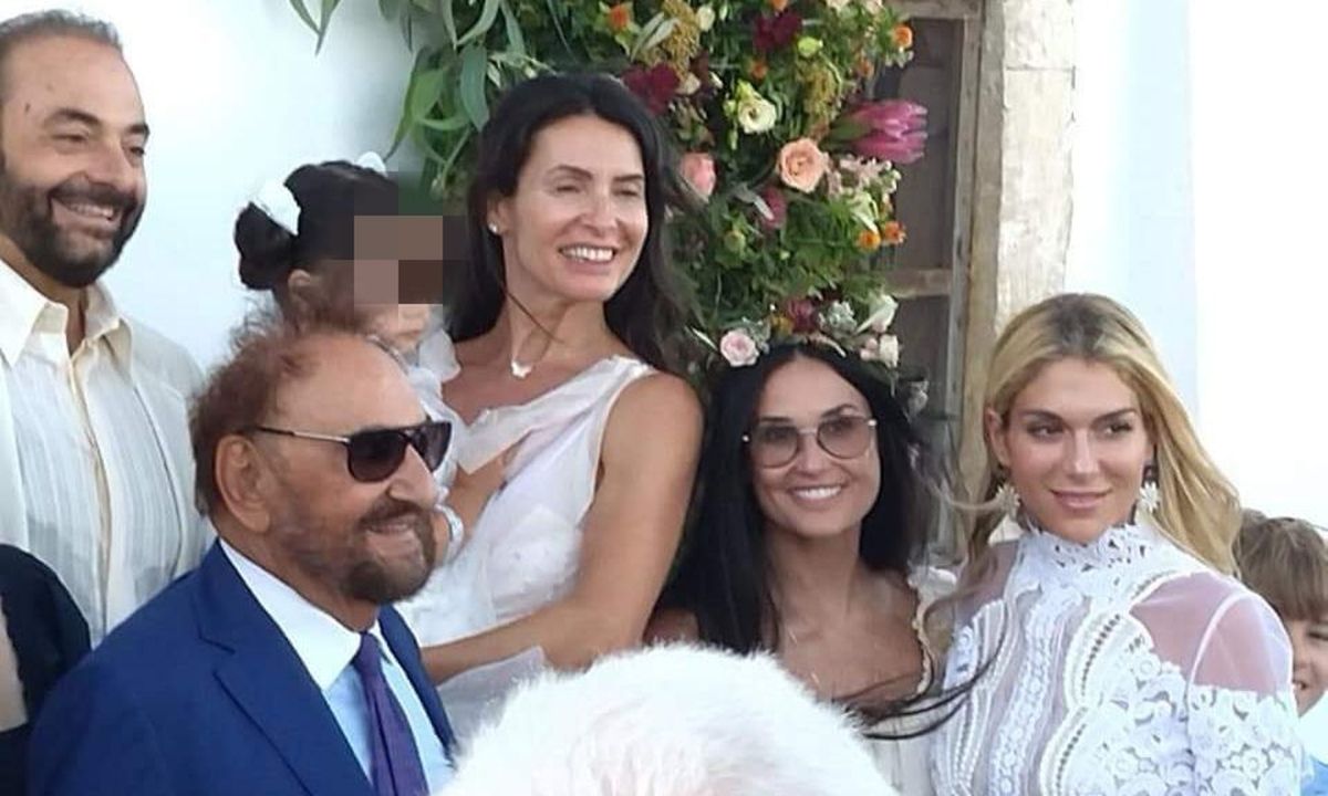 Νονά η Demi Moore σε βάφτιση στη Σητεία (photos)