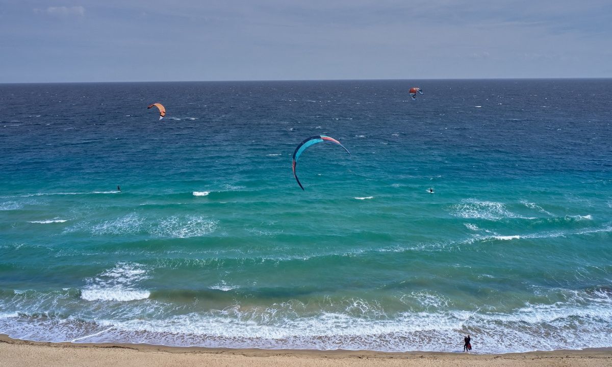 Καιρός: Κυριακή θα τα έχει όλα… Καταιγίδες, μελτέμια και μέχρι 36 βαθμούς η θερμοκρασία