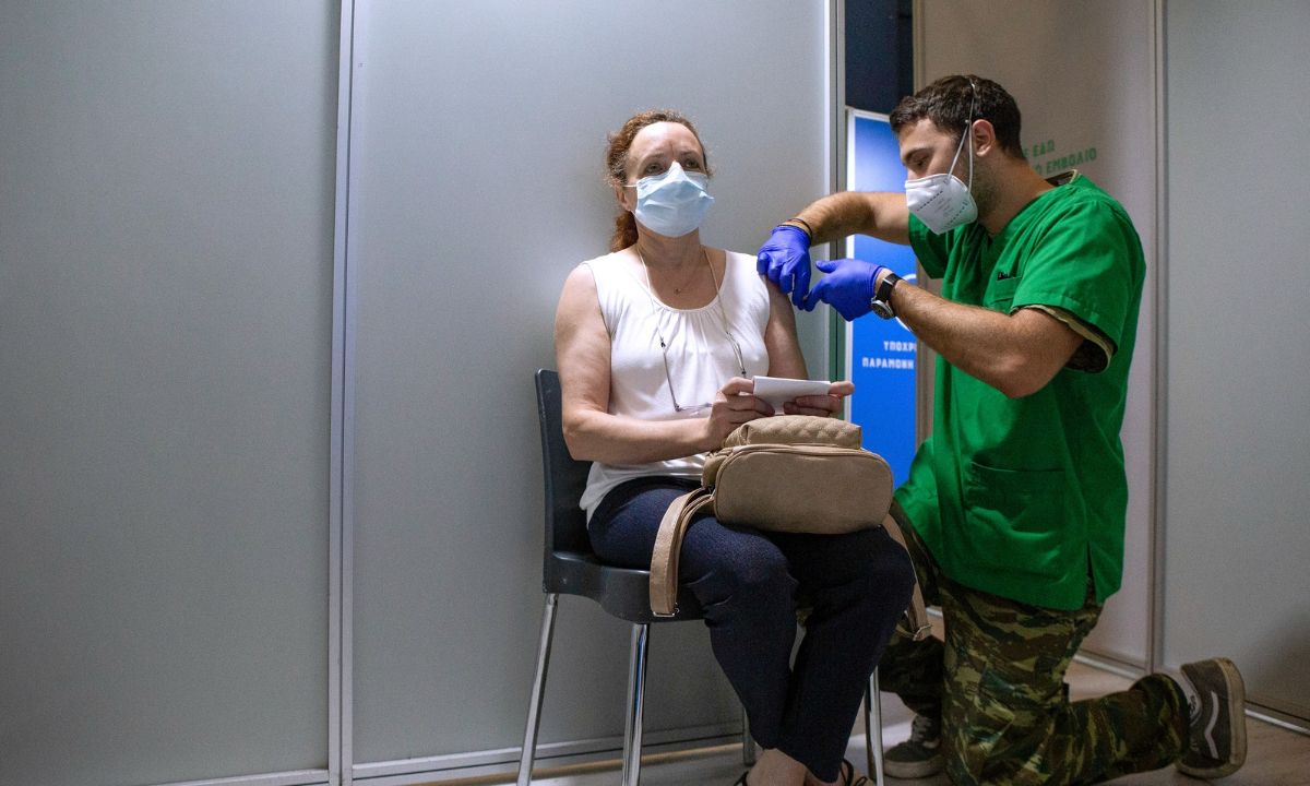 Χρυσόγονος: Οριακά συνταγματικός ο υποχρεωτικός εμβολιασμός – Υπέρμετρος περιορισμός η απόλυση