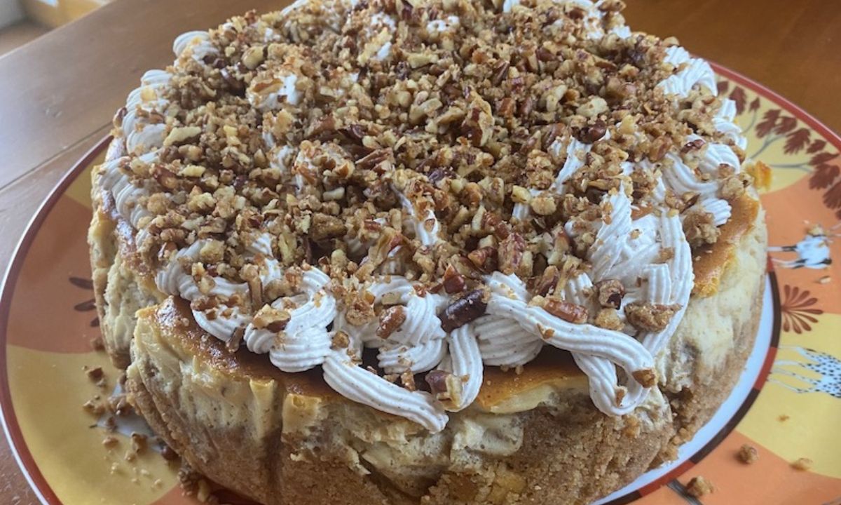 Συνταγή για το Brown Butter Pecan Cheesecake που θα μαγέψει τον ουρανίσκο σας (Από τη Majenco)
