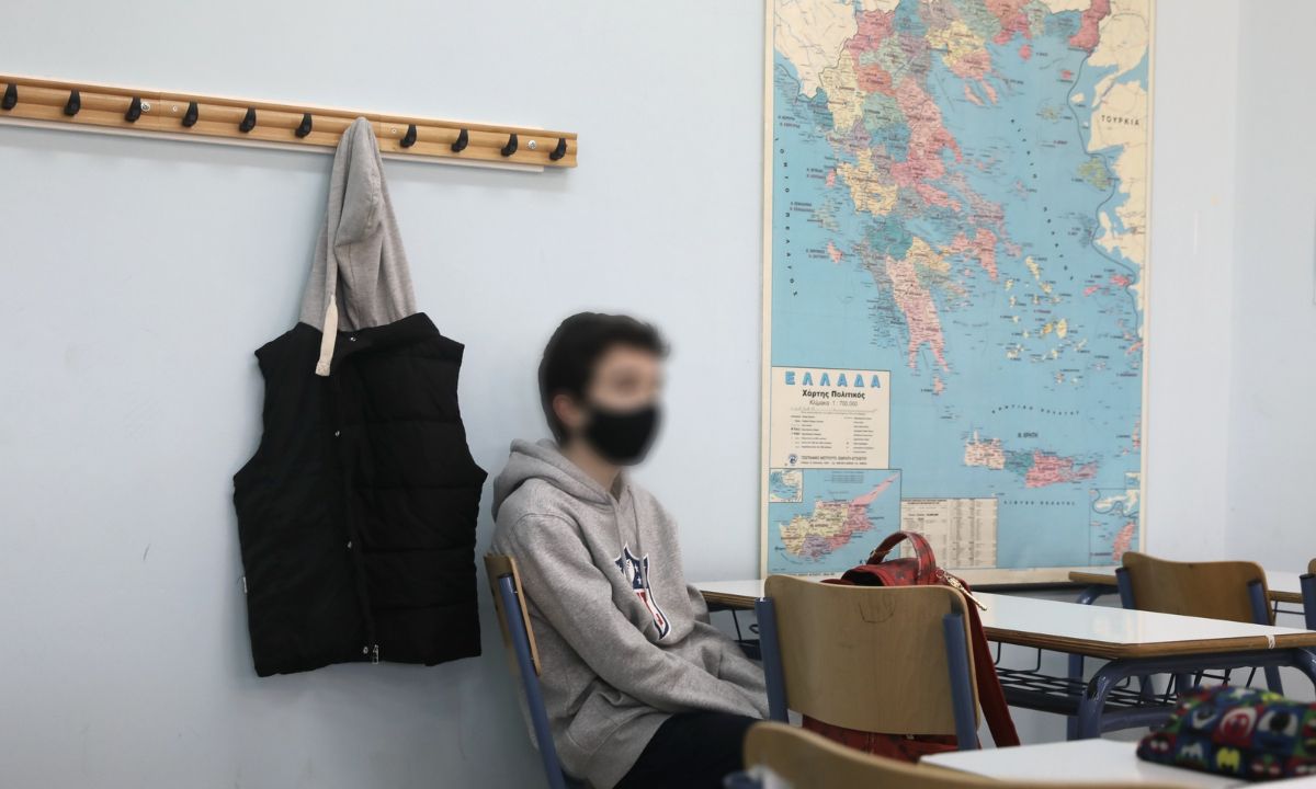 Σχολεία: Μάσκες και εξαερισμός για ασφαλές άνοιγμα μέχρι να εμβολιαστούν τα παιδιά