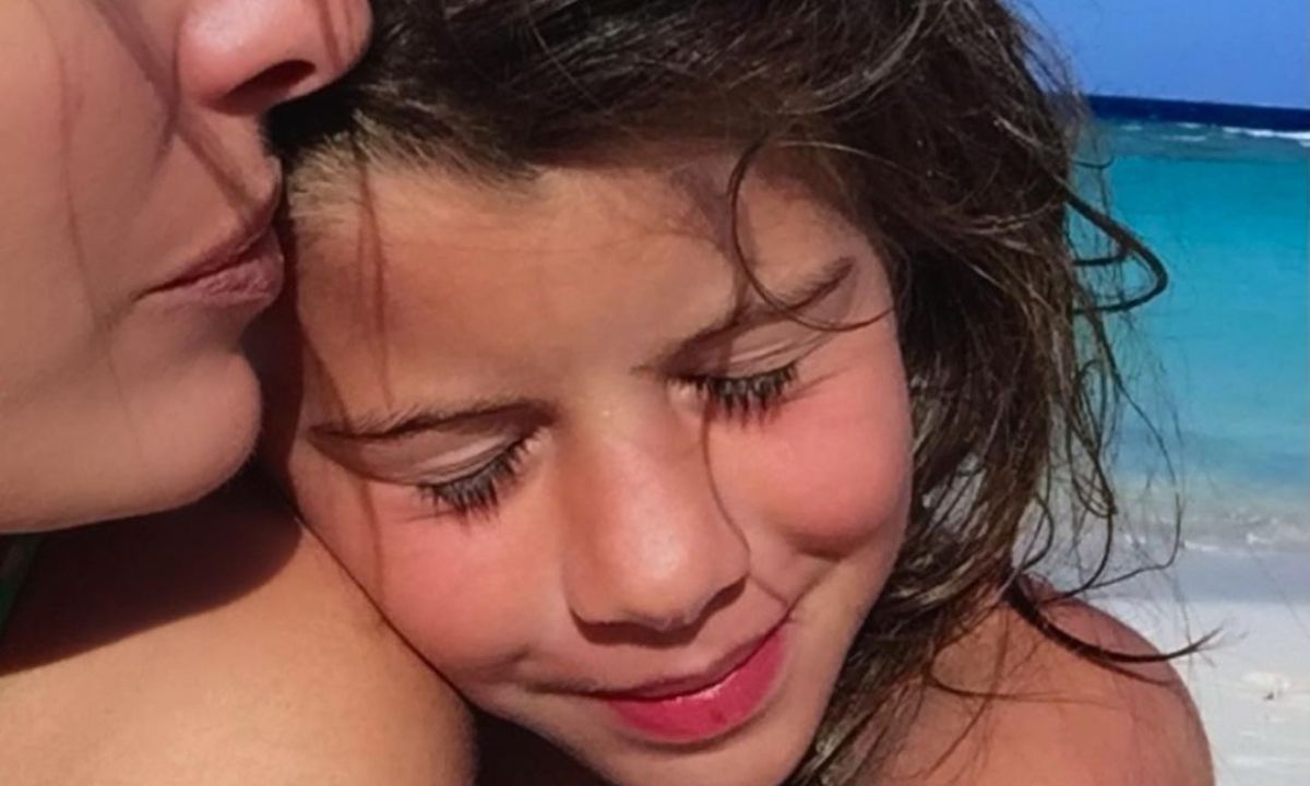 Η Ελένη Μενεγάκη δημοσίευσε selfie με τη13χρονη κόρη της Βαλέρια και είναι ίδιες!