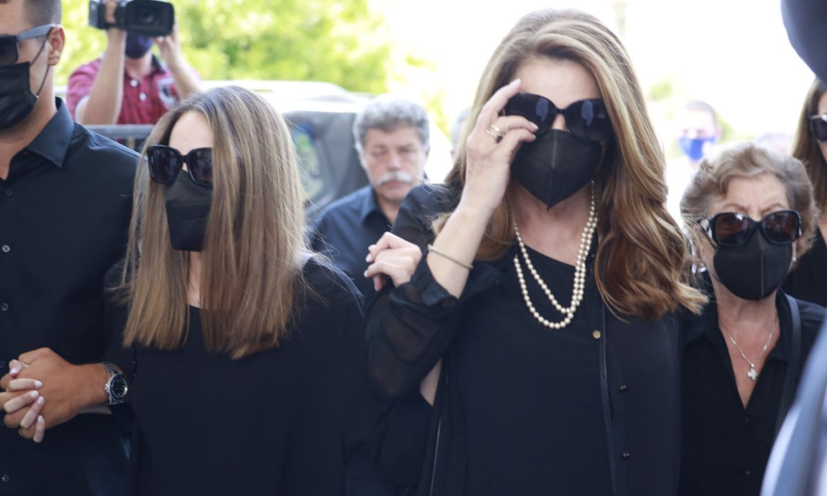 Κηδεία Βοσκόπουλου: Συντετριμμένη η Άντζελα Γκερέκου - Υποβασταζόμενη η Μαρία Βοσκοπούλου