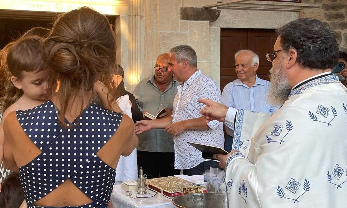 Από το Λος Άντζελες στην Αίγινα για να βαφτίσει τον γιο της!
