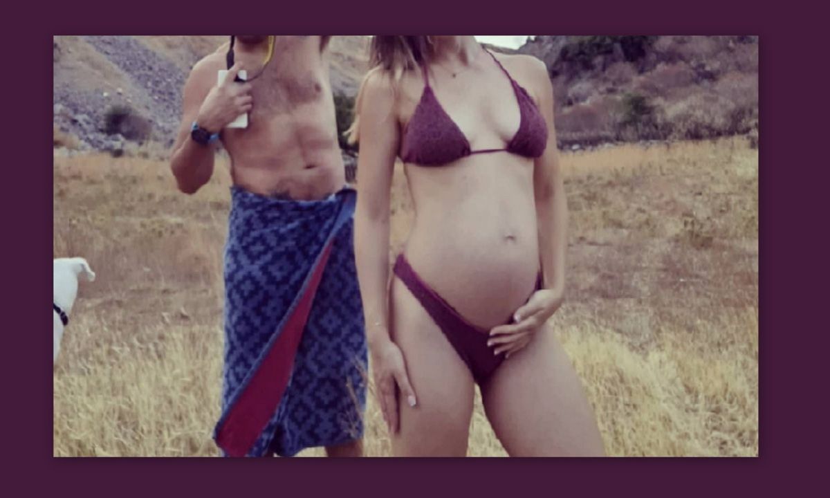 Ελληνίδα ηθοποιός περιμένει το πρώτο της παιδί και ποζάρει φορώντας το μπικίνι της!