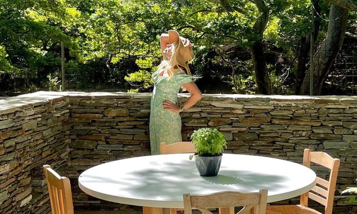 Μενεγάκη: Το σημείο που λατρεύει στην Άνδρο! Το βλέπουμε σε όλες τις φωτό και δεν είναι η παραλία