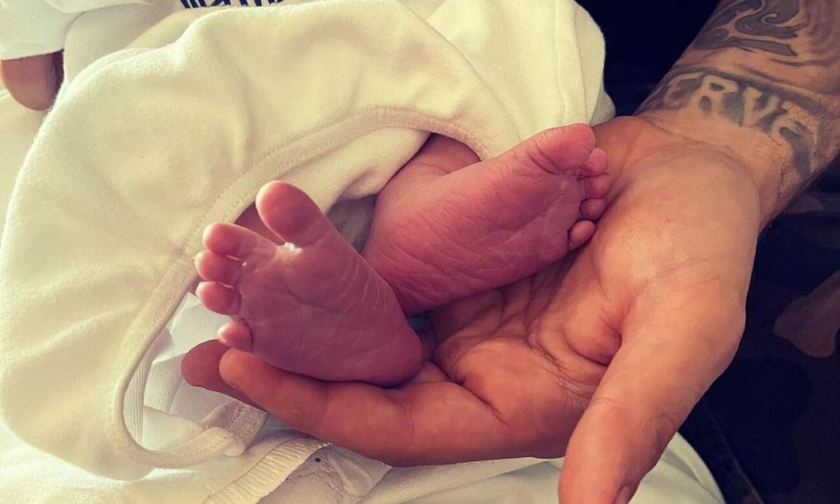 Ο γιος του Άκη Πετρετζίκη κλείνει έναν μήνα ζωής και η σύντροφός του σεφ έφτιαξε τούρτα!