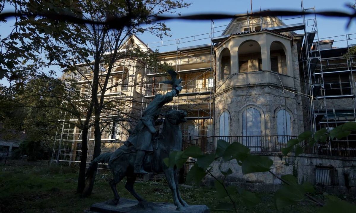 Φωτιά στη Βαρυμπόμπη: Πολύτιμα αντικείμενα απομακρύνθηκαν από το Τατόι τη νύχτα