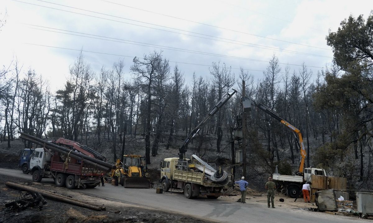Φωτιά στη Βαρυμπόμπη: Καλύτερη η εικόνα στο δίκτυο ηλεκτροδότησης - Δύσκολη η σημερινή μέρα
