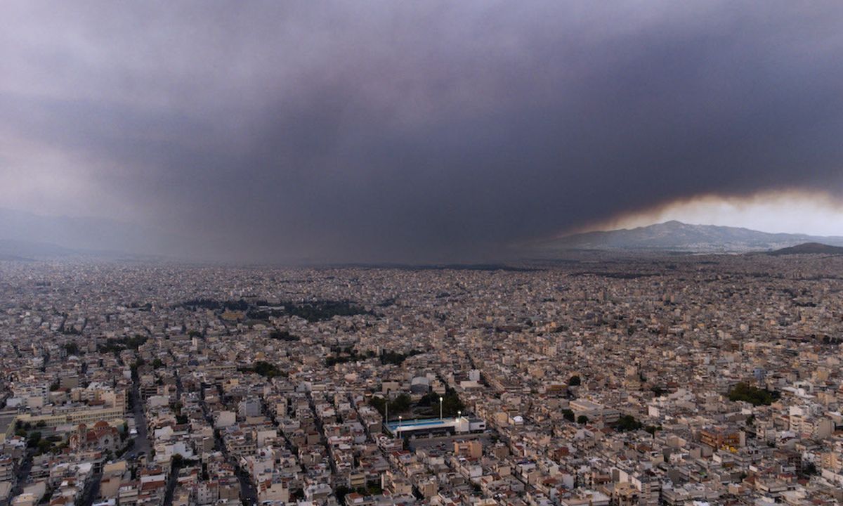 Φωτιά Βαρυμπόμπη: Κίνδυνος από τα αιωρούμενα σωματίδια - Σύσταση για μάσκες και κλειστά παράθυρα