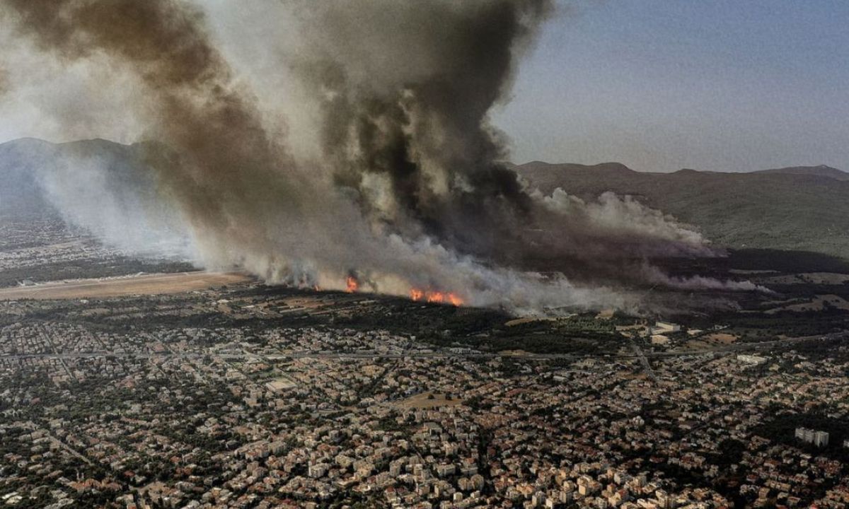 Κοσμάς Κουμιανός: Αυτός είναι ο φωτογράφος με τη viral εικόνα από τη φωτιά στη Βαρυμπόμπη