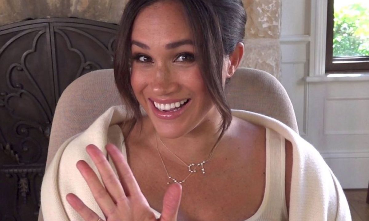 Η Meghan Markle φόρεσε ένα τέλειο λευκό φόρεμα για το βίντεο των γενεθλίων της