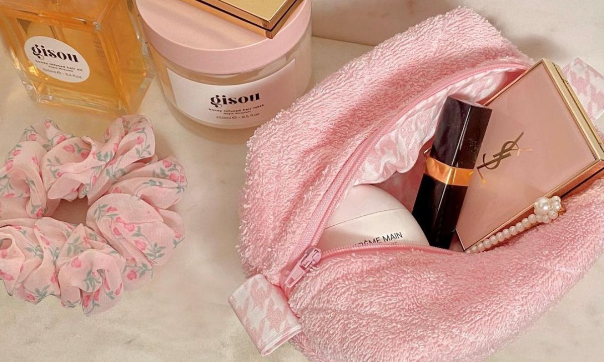 10 προϊόντα ομορφιάς που χρειάζεσαι στο καλοκαιρινό νεσεσέρ σου