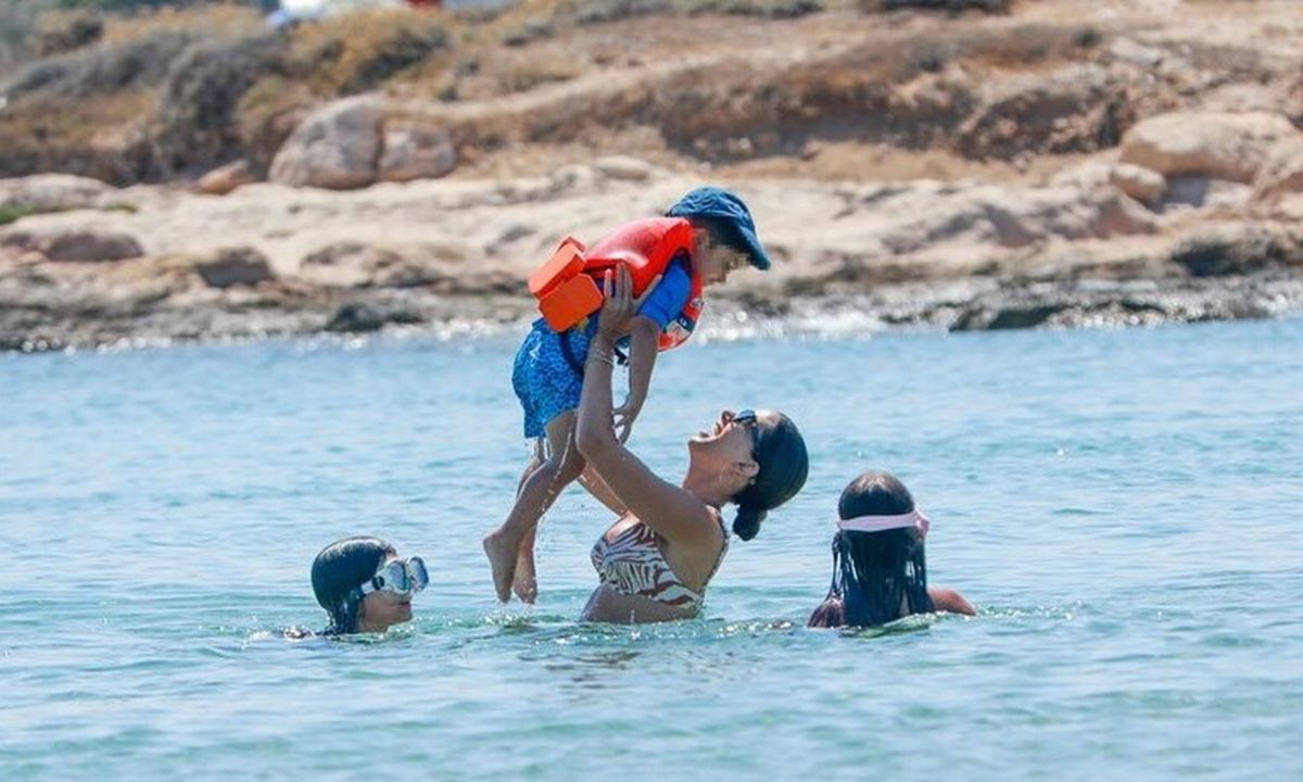 Σταματίνα Τσιμτσιλή: Τα παιχνίδια με τα παιδιά της στη θάλασσα και η καλλίγραμμη σιλουέτα