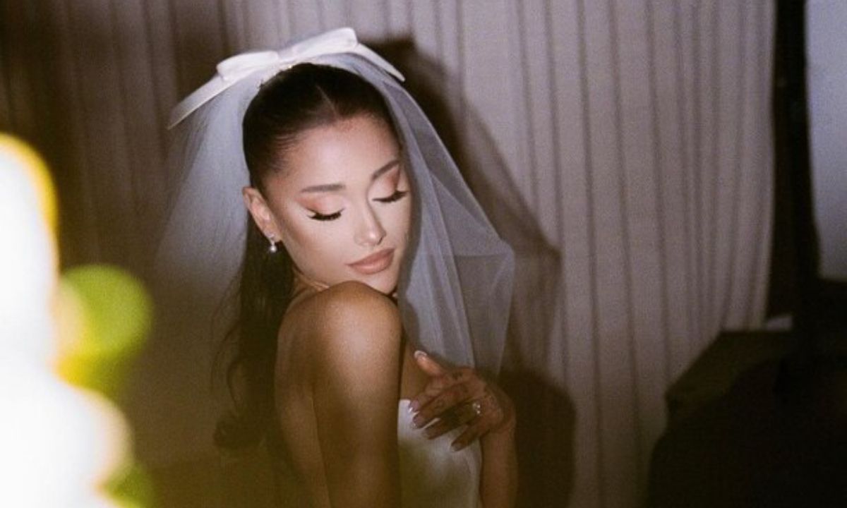 Το φιλί και η αδημοσίευτη photo της Ariana Grande από τον γάμο της με τον Dalton Gomez