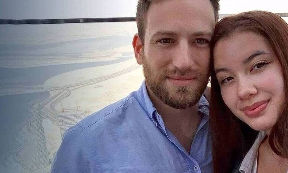 Γλυκά Νερά: Τουρίστες αφήνουν λουλούδια στον τάφο της Καρολάιν στην Αλόννησο