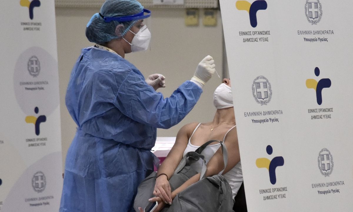 Καπραβέλος - Κορονοϊός: «Καμπανάκι» για το φθινόπωρο - Πρόβλεψη για 10.000 κρούσματα και 100 νεκρούς