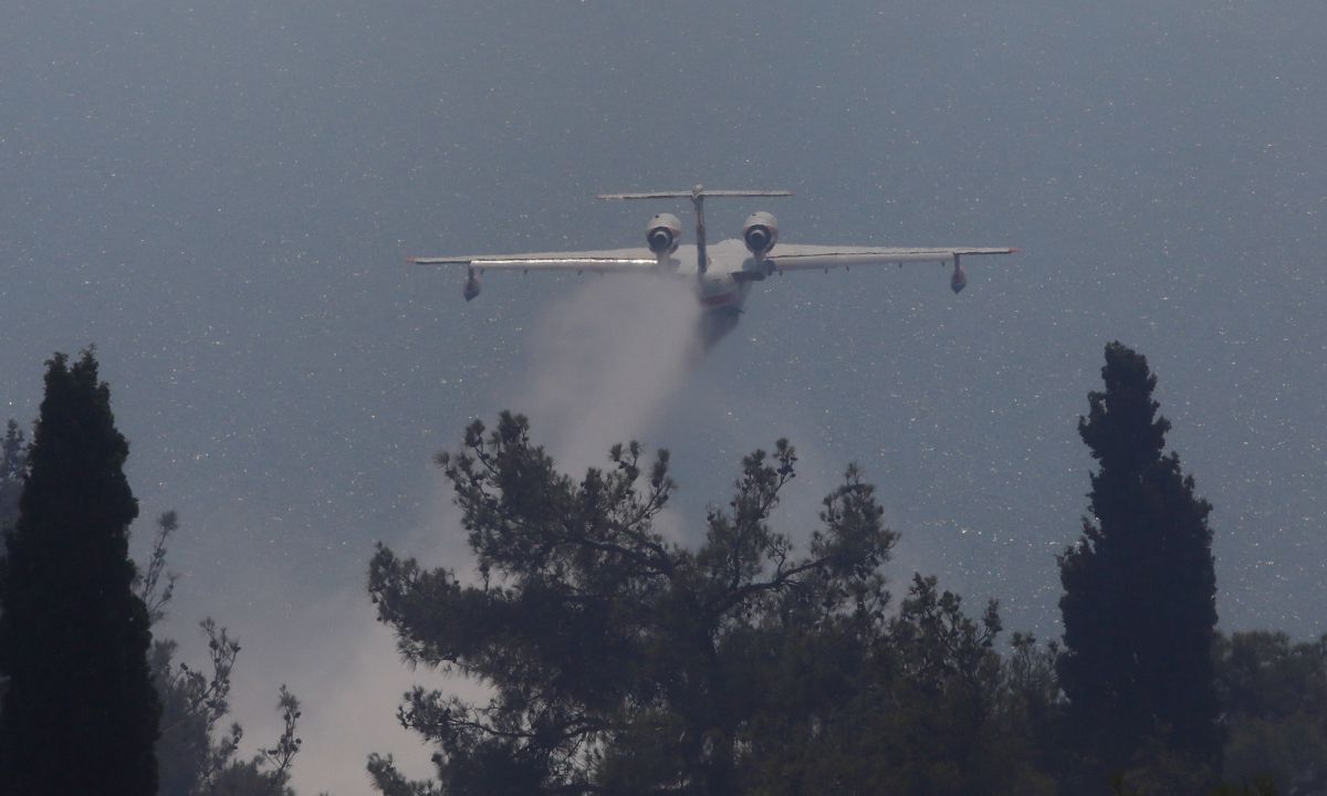 Πυροσβεστική: Ισχυρές δυνάμεις επιχειρούν στις φωτιές σε Βίλια και Κερατέα – Στη μάχη και το Beriev