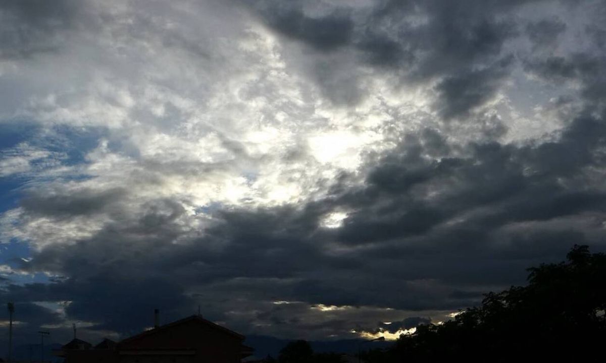 Σάκης Αρναούτογλου για τον καιρό: Καταιγίδες σήμερα, συγκρατημένη άνοδος θερμοκρασίας από εβδομάδα