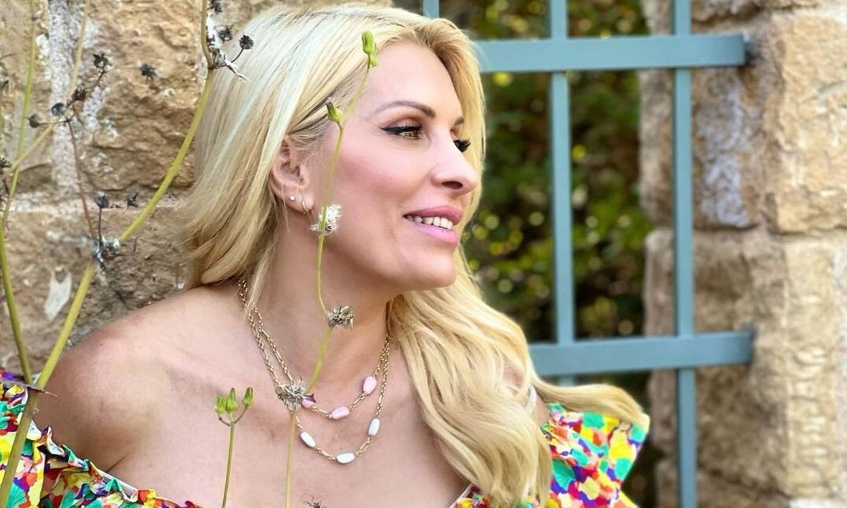 Η Μενεγάκη επανέλαβε 21 χρόνια μετά μία θρυλική πόζα της σε εξώφυλλο και λίγοι το κατάλαβαν-Απίθανη!