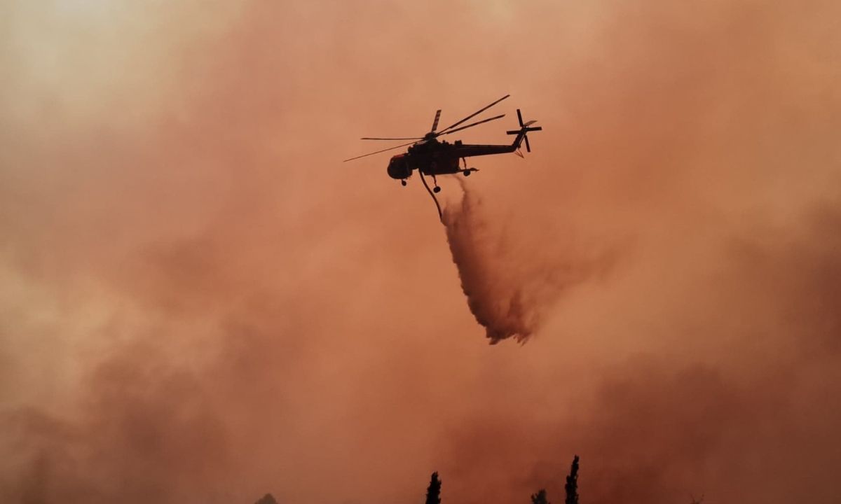 Φωτιά στα Βίλια: Με ρίψεις νερού από 10 αεροσκάφη και ελικόπτερα συνεχίζεται η μάχη