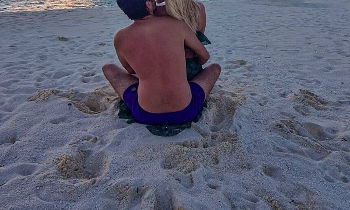 Η ωραιότερη φωτό του καλοκαιριού – Ελληνίδα παρουσιάστρια εξομολογείται δημόσια τον έρωτά της