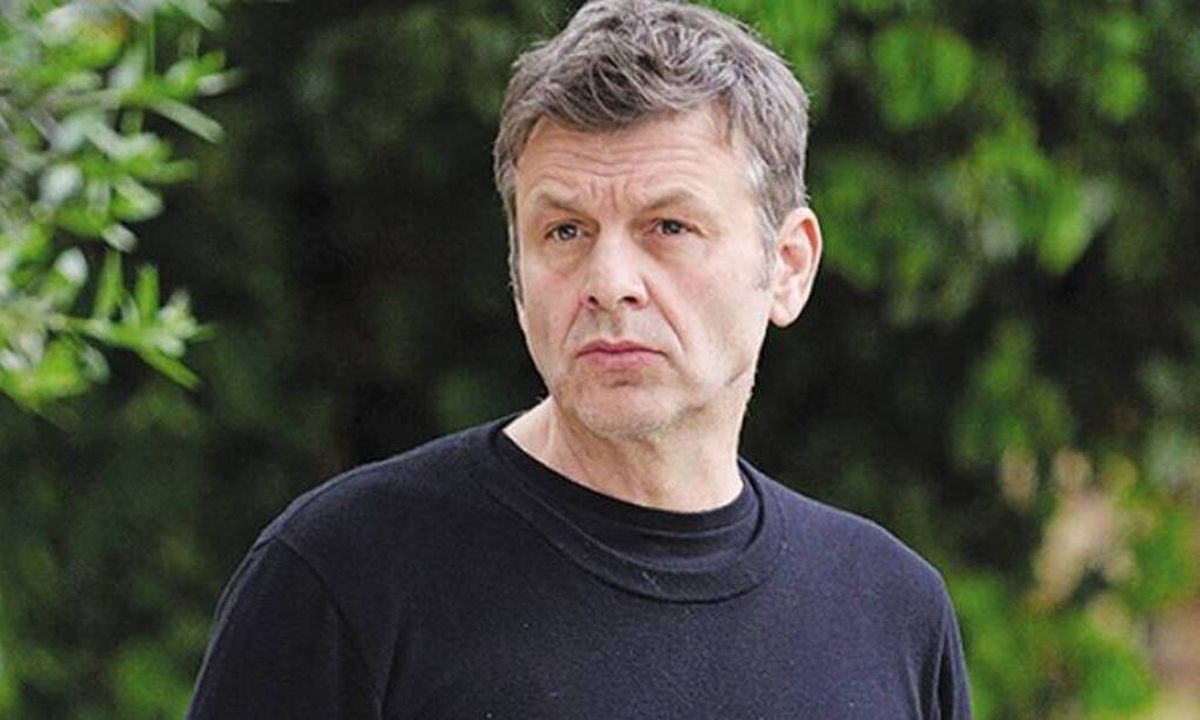 Απόστολος Γκλέτσος: Δείτε την κούκλα κόρη του με μπικίνι να τρώει το κολατσιό της στην παραλία!