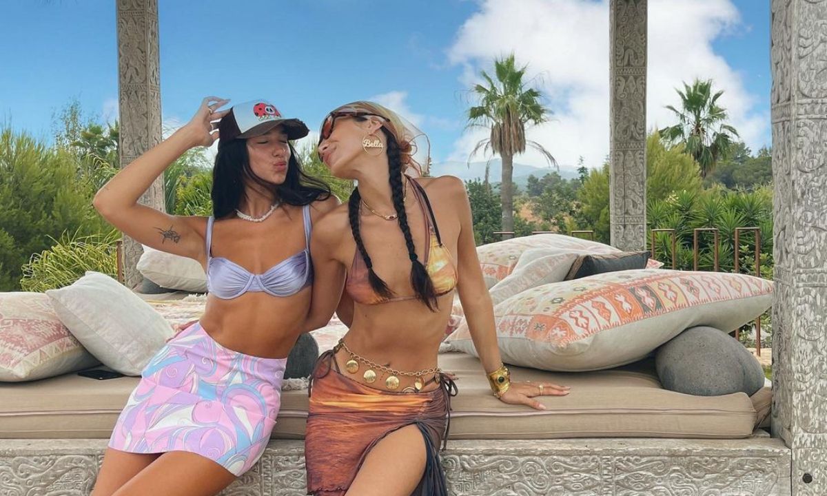 Κορίτσια στον ήλιο! Dua Lipa και Bella Hadid έβαλαν τα μαγιό τους κι έκαναν... χαμό στο Instagram