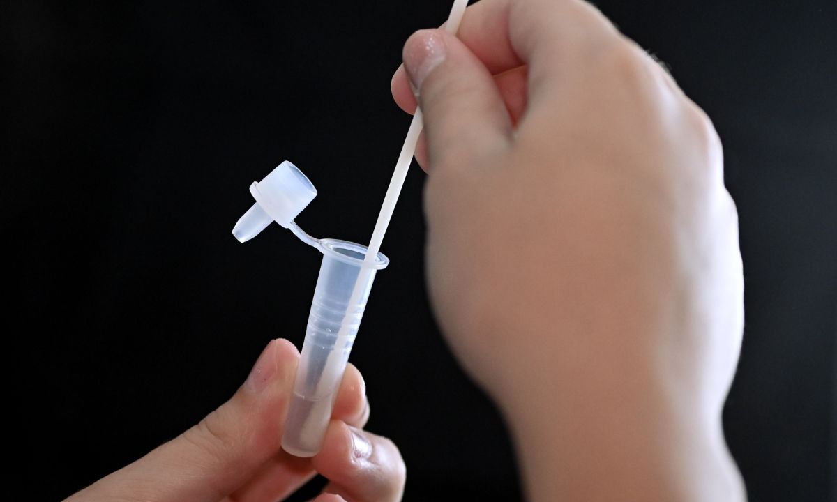 Ποιοι ανεμβολίαστοι που επιστρέφουν από διακοπές δικαιούνται δωρεάν self test από αύριο Δευτέρα
