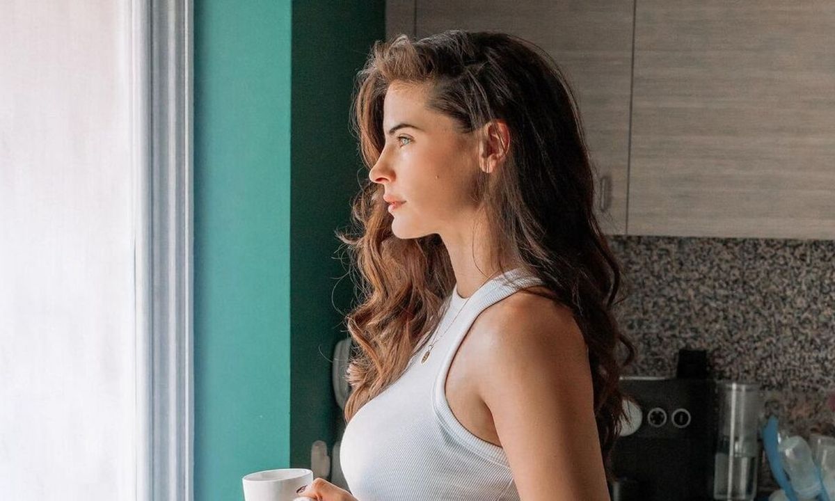 Μπόμπα: Βόλτα με τις δίδυμες! Η νέα της εικόνα μετά την απώλεια των κιλών - Η εμφάνιση με κολάν