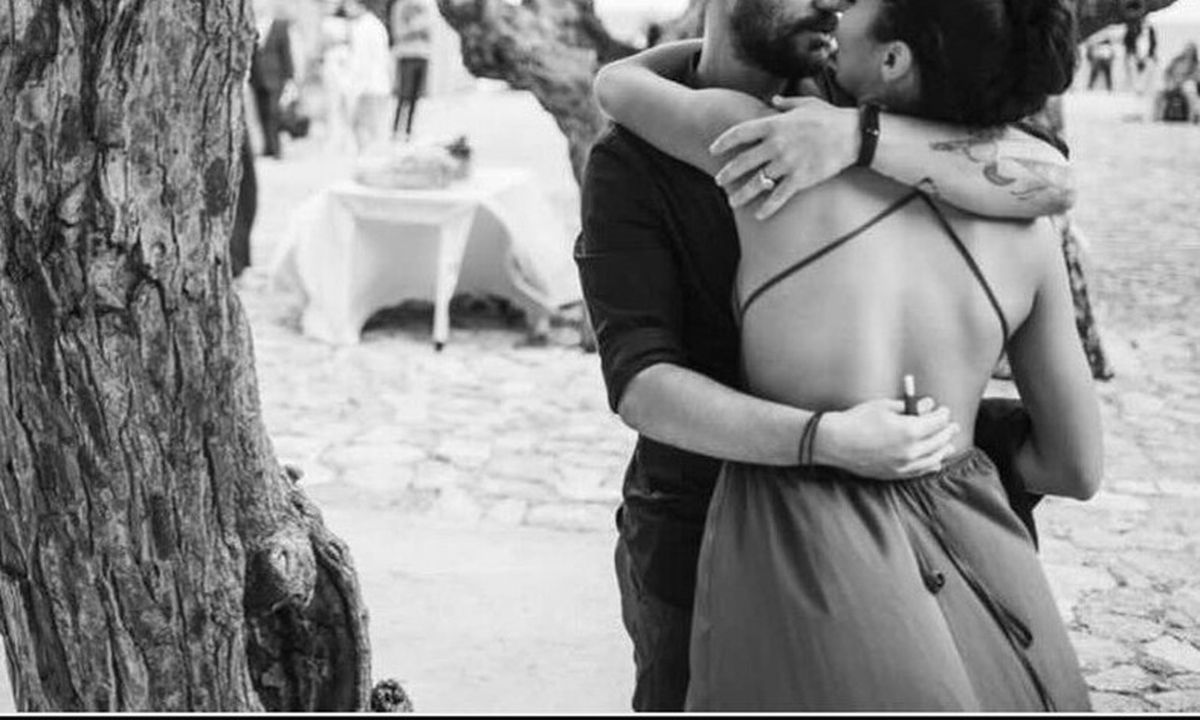 Πασίγνωστος Έλληνας ηθοποιός θα γίνει μπαμπάς – Έτσι αποκαλύφθηκε η εγκυμοσύνη της συντρόφου του